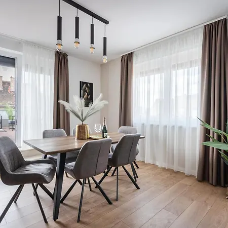 Rose Garden - Boutique In Center *