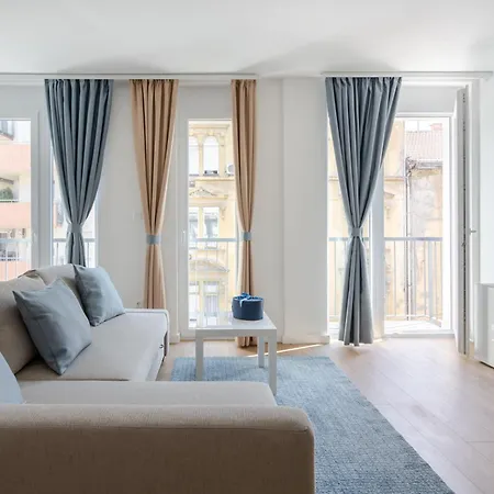 Rose Garden - Boutique In Center *