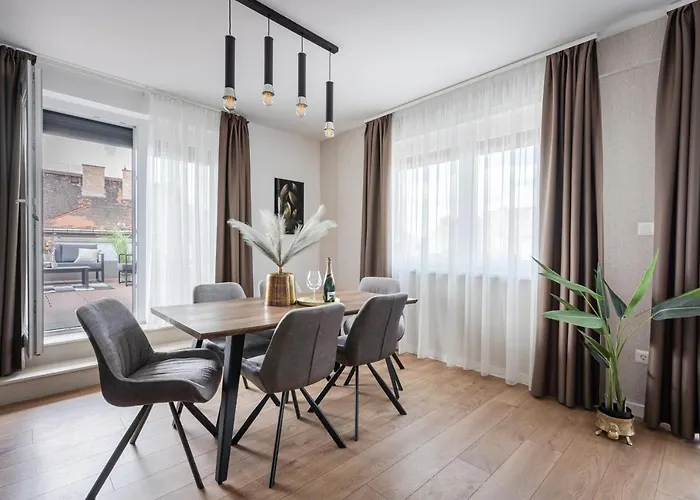 Rose Garden - Boutique In Center *